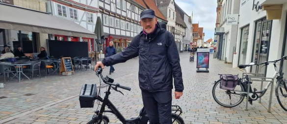 Samuel Herbrandt schiebt sein Rad durch die Lemgoer Mittelstraße. - © Nadine Uphoff