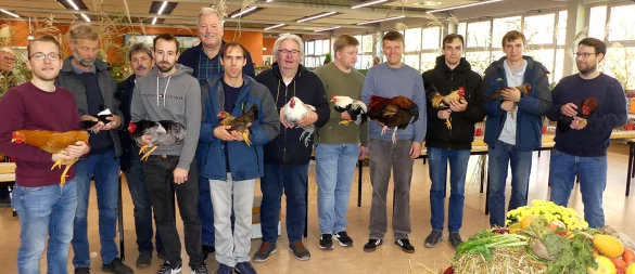 Die erfolgreichen Züchter, darunter der Vorsitzende Andreas Heuer (Vierter von links), stellvertretender Vorsitzender Thomas Gerber (Siebter von links) und Philipp Willemsen (Achter von links) präsentieren ihre ausgezeichneten Tiere. Willi Düwel (Fünfter von links), stellvertretender Bürgermeister, zeigte sich beeindruckt. - © Rudi Rudolph