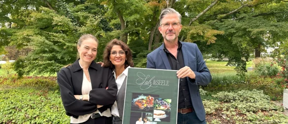 Betriebsleiterin Verena Ansari (von links), Pächterin Atefeh Farhangrosta und Ralf Hammacher (Fachbereichsleiter Touristik, Gesundheit und Kultur der Stadt Bad Salzuflen). - © Stadt Bad Salzuflen