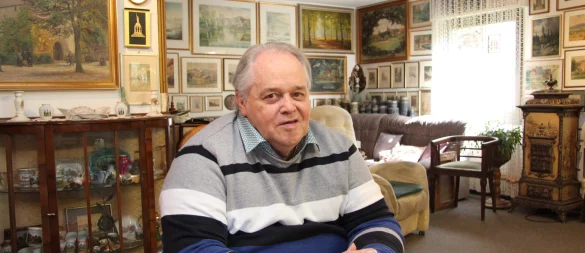 Wilfried Mellies in seinem Wohnzimmer, umringt von Hermann-Andenken und Bildern von Hiddesen. - © Jana Beckmann