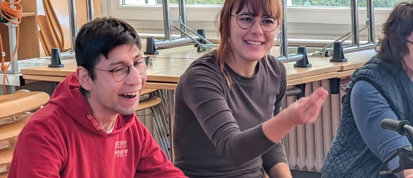 Gesang und lachende Gesichter bei der Stuhlgymnastik, angeleitet von Eben-Ezer-Bewohner Stefanos: Rund um Topehlen-Schule und Berufskolleg nahmen Schüler und Auszubildende am "1. Tag der Gesundheit - inklusiv" teil. - © Annika Langhagel