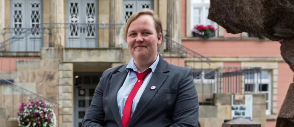 Nadine Anita Eschen (Die Partei) möchte Bürgermeisterin in Detmold werden. Direkt vor der Tür ihres angestrebten Arbeitsortes liegt ihr Lieblingsplatz in der Stadt, der Marktplatz. - © Raphael Bartling