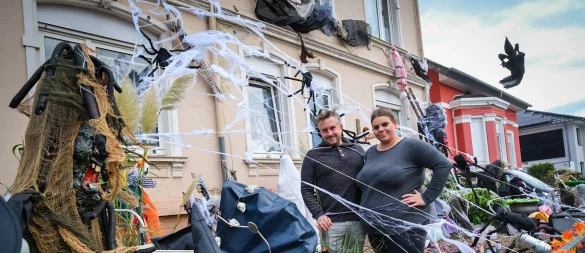 Etliche Stunden haben Sascha Zöllner und Nadine Wangorsch aus Herford damit verbracht, das Haus passend zu Halloween zu dekorieren. Geister, Spinnen, Hexen - alles ist dabei. - © Kathrin Weege