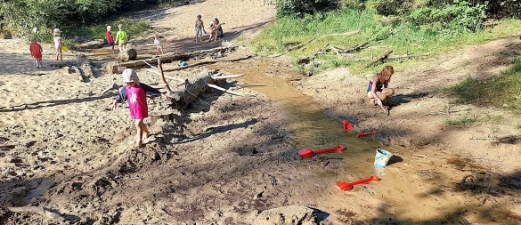 Der kleine Amazonas nahe dem Welschenweg gilt bei vielen Familien als Geheimtipp. Hier können die Kinder durchs flache Wasser waten, Staudämme bauen und sich im weichen Sand rollen. - © Karin Prignitz
