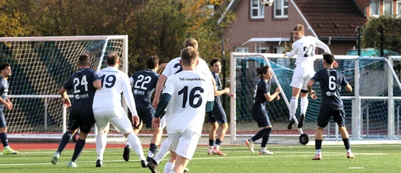 Eckball-Gefahr durch den TuS Leopoldshöhe, doch am Ende springt nichts Zählbares heraus. - © Oliver König