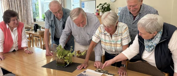 Margot Brenker (von links), Karl Drexhage, Lothar Fischer, Christel Dammler, Wilfried Meier, und Ulrike Capelle (Vorsitzende der AWO) schauen sich gemeinsam alte Fotos an. - © Jan Schillmann