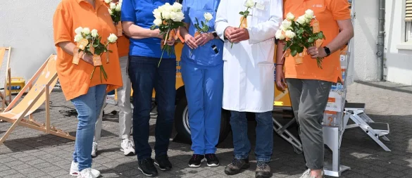 Patinnen des Netzwerks Organspende NRW bedanken sich bei Friedhelm Bach, ärztlicher Transplantationsbeauftragter im EvKB, und Dorina Zeiger, pflegerische Transplantationsbeauftragte im EvKB, für ihren Einsatz für die Organspende. - © Mario Haase
