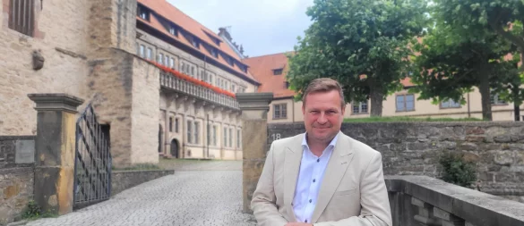 Alexander Baer an seinem Lieblingsort, dem Schloss Brake. Hier hat er sein persönliches Glück gefunden. - © Katrin Kantelberg
