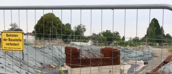 Teile des Brückenfundaments in Höhe der Milser Straße wurden bereits fertiggestellt. Aktuell ist die Baustelle abgeriegelt und videoüberwacht. - © Marco Hilla