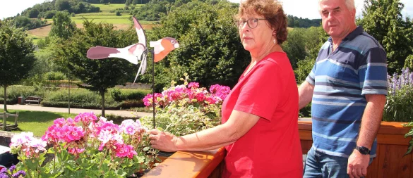 Sabine und Karl-Heinz Fasse auf ihrem Balkon in Lügde. Der Blick ins Grüne und auf den Osterberg ist traumhaft, aber der Motorenlärm an schönen Sommerabenden akustische Folter. - © Dewezet