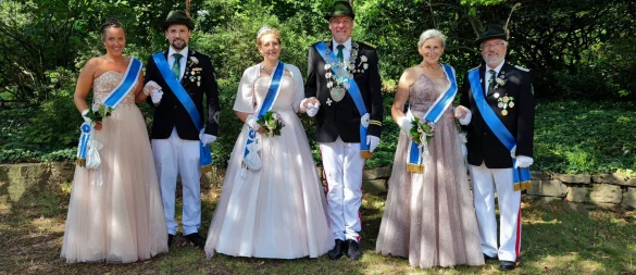 Der aktuelle Schötmaraner Schützenthron: (von links) Janina Balk, Daniel Thinius, Ihre Majestät Bettina I. Hellmich, Seine Majestät Christian I. Hellmich, Hanne Kramer und Rolf Kramer. - © Schützen Schötmar