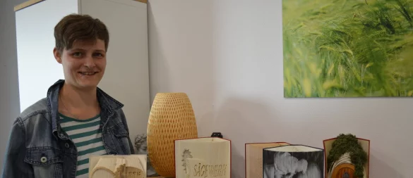 Elisabet Hetkämper

Geburtsmotive, Geschenke, Sklupturen - die Buchfaltkunst von Elisabeth Hetkämper ist vielfältig. Mit Washitapes oder der richtigen Falttechnik lassen sich auch Fotos auf die Buchkanten falten. - © Nicole Fischer