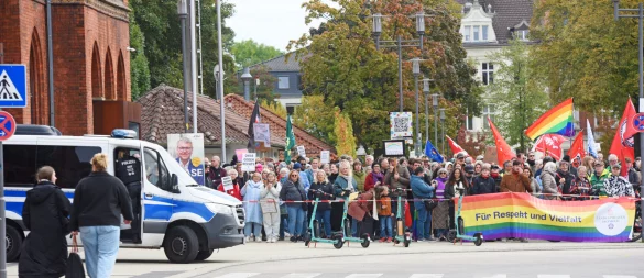 Etwa 300 Gegendemonstranten hat die Polizei auf dem Bahnhofsvorplatz gezählt. Das Motto: „Kein brauner Aufmarsch unter dem Hermann". - © Nicole Ellerbrake