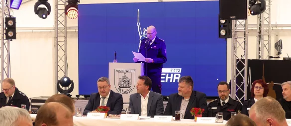 Torben Wind, Einheitsleiter der Löschgruppe Pivitsheide, moderiert die Feier zu deren 100-jährigem Bestehen. - © Rudi Rudolph