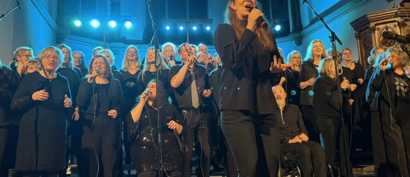 Carolina Buba gibt eine Solo-Vorstellung beim Konzert "Thankful" und wird im Hintergrund vom GospelX-Chor musikalisch unterstützt. - © Jan Schillmann