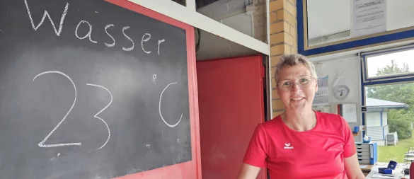 Schwimmmeisterin Evelin Biegner übernimmt im Werreanger die Aufsicht beim Frühschwimmen. Das neue Angebot kommt sehr gut an. - © Astrid Sewing