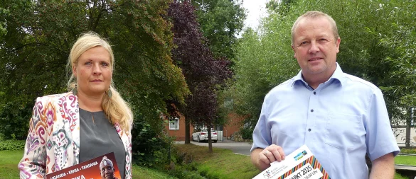 Bürgermeister Mario Hecker und Rathausmitarbeiterin Corinna Will präsentieren das Programm der Nachhaltigkeitswochen. - © Rudi Rudolph