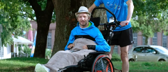 Manuel Graute (46) ist seit seinem Sportunfall 2007 querschnittsgelähmt. Er sitzt im M1, ein Rollstuhl, der eigens für den Lauf konstruiert wurde. Reiner Schenke (61) wird ihn darin 42,195 Kilometer lang schieben. - © Andreas Frücht