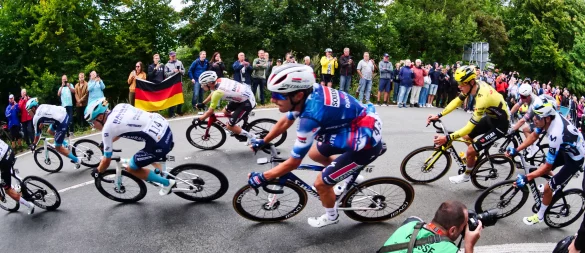 Volle Pulle in die Spitzkehre: Die Rennsportprofis der Deutschlandtour beeindruckten am Fuße des Hermannsdenkmals. - © Jörg Hagemann