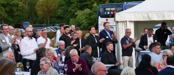 Auch die TBV-Profis Tim Suton, Jan Mudrow, Mannschaftsarzt Volker Broy, Constantin Möstl und Adam Nyfjäll (in schwarzen Jacken) applaudierten für einen gelungenen Sponsorenabend am SchiederSee. - © Jörg Hagemann