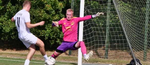 Fynn-Dario Mannel staubt zum 2:0 für den TuS Brake ab. TBV-Keeper Justin Tammert hat keine Abwehrchance. - © Jörg Hagemann