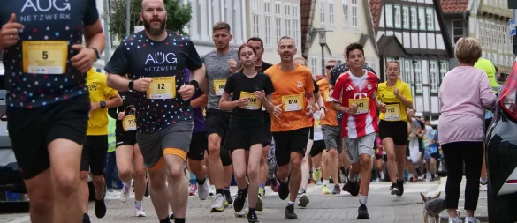Vorsicht, kleiner Hund: Die 5km-Läufer in der Extertstraße. - © Jörg Hagemann
