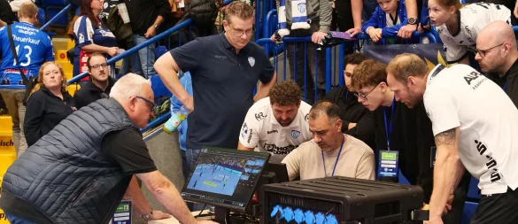 Videostudium nach dem Abpfiff: Dirk Everding (von links), Geschäftsführer Jörg Zereike, Trainer Florian Kehrmann, Yilmaz Dogan, FSJ-ler Thore Rahmlow, Co-Trainer Matthias Struck und Beiratsvorsitzender Roy von Maanen überprüfen am Bildschirm, ob beim Anwurf der Hannoveraner am Ende alles mit rechten Dingen zuging. - © Jörg Hagemann