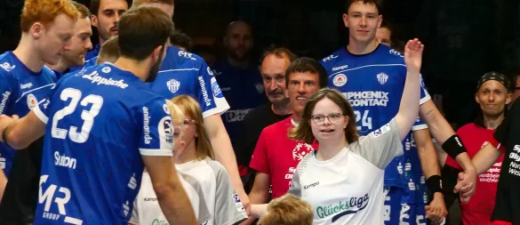 Beim Einmarsch mit den Bundesligastars kommt Freude auf bei den Glücksliga-Kids und den Special-Olympics-Athleten NRW. - © Jörg Hagemann