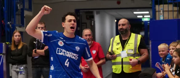 Die Feier mit den Fans macht Samuel Zehnder sichtlich Spaß. - © Jörg Hagemann