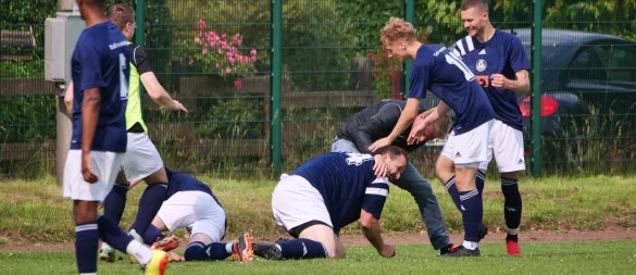 Spielertrainer Jan Plöger war in der 80. Minute nach seinem Tor zum 2:1 kaum einzufangen. - © Jörg Hagemann