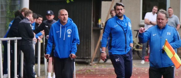 Ikram Ugram (links) und Erkan Cakmak, Trainer vom TBV Lemgo II, wähnten sich nach dem 5:1 in Kirchheide bereits in Sicherheit. Doch nach dem Punktabzug stecken sie plötzlich wieder voll im Abstiegskampf. - © Jörg Hagemann