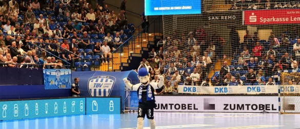 Während die Zuschauer auf der Videowand über Tonprobleme informiert wurden, übernahm TBV-Maskottchen Hermann die Rolle des Einpeitschers. - © Jörg Hagemann