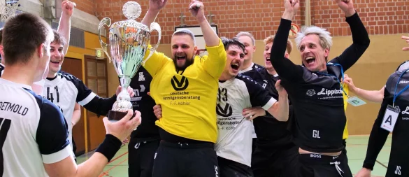 Detmold Pokalhelden Florian Sommer, Vincent Saalmann und Trainer Gero Leveringhaus gehen beim Anblick des Pokals steil. - © Jörg Hagemann