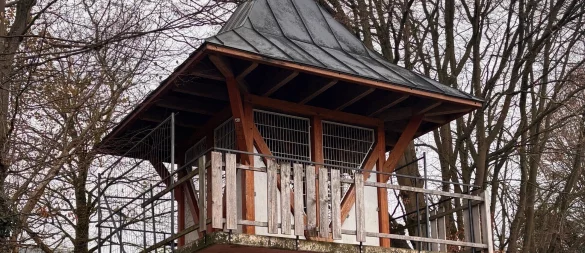 Der Turm diente einst als Zugang zur AWO-Kita Rasselbande. Laut Verwaltung ist er heute zu baufällig und reiße Personen zu gefährliche Kletteraktionen hin. - © Stadt Blomberg