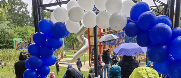 Mit begeistertem Geschrei erfolgt der Sturm des Spielplatzes. - © Klaus Titze