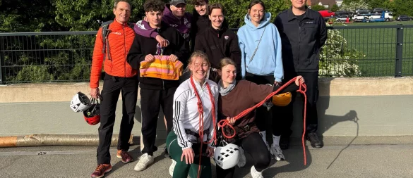 Vorbereitung auf Alpenexkursion: Schulleiter Oliver Dudek, Mads Ipson, Fabian Bröker, Ruben Steinmeier, Savanna Bartsch, Franziska Plümers und Hauptbrandmeister Lars Brühl (stehend von links) sowie Swaantje van Gellekom und Paula Denker (kniend von links). - © GS Aspe