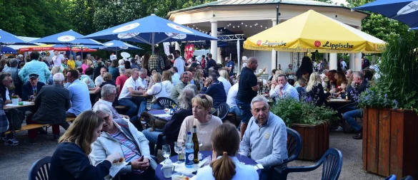 Rund um den Brunnentempel in Bad Meinberg werden ab kommenden Donnerstag wieder Rot- und Weißweine aus deutschen Anbaugebieten ausgeschenkt. - © Fotoarchiv: Nicole Ellerbrake
