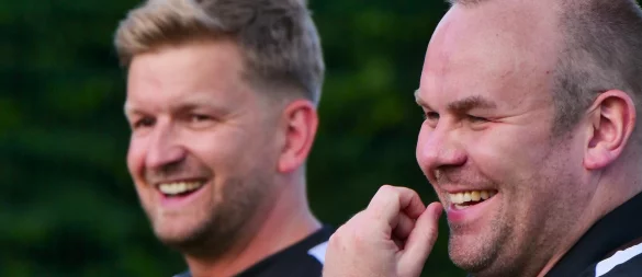 Sind mit den gezeigten Leistungen bislang zufrieden: Die Post-TSV-Trainer André Schröder (links) und Markus Rüschenpöhler. - © Jörg Hagemann