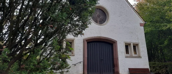 Die Friedhofskapelle Hagen wird seit 2024 für die Reihe "Kultur-Kapelle" genutzt. Durch eine Sanierung wünscht sich die Dorfgemeinschaft einen "Begegnungs- und Lernort für alle". - © Archivfoto: Lorraine Brinkmann