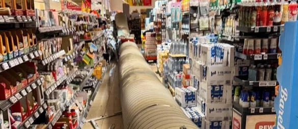 Acht Menschen werden in einem Supermarkt am Entruper Weg in Lemgo verletzt, als ein großes Lüftungsrohr von der Decke fällt. - © Feuerwehr Lemgo