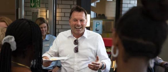 Bürgermeister Frank Hilker eröffnet das neue Pop-up-Büro. - © Torben Gocke