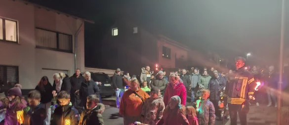 Viele Kinder kommen in Begleitung zum Laternenumzug durch Brakelsiek. - © Dirk Steinmeier
