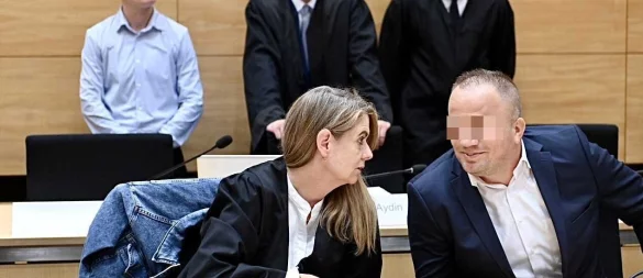 Angeklagt wegen vierfachen versuchten Mordes: Berat Nimani (vorne) und seine Schwester (hinten links) am ersten Prozesstag mit ihren Anwälten im Gerichtssaal des Bielefelder Landgerichts. - © Barbara Franke