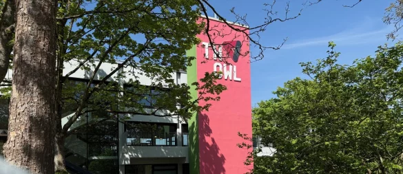 Noch sind Studierende auf dem Campus unterwegs: Wann genau die Lehre in Höxter eingestellt wird, steht bislang noch nicht fest. - © Ralf T. Mischer