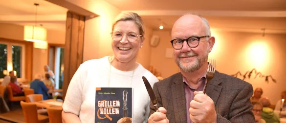 Cerrin Wehrmann-Ristau von der Buchhandlung Blume begrüßt Autor und Verleger Ralf Kramp aus der Eifel im Berggasthof. Dort präsentiert er zwischen den Essensgängen wahrhaft Mörderisches. Foto: Karin Prignitz - © Karin Prignitz