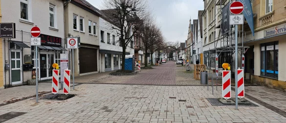 Keine Einfahrt: Die alte Einbahnstraßenregelung greift, deswegen geht es von der Kreuzung Breite Straße/Schuhstraße/Stiftstraße nicht mehr in Richtung Langenbrücker Tor. - © Stadt Lemgo