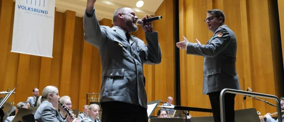 Das Benefizkonzert des Heeresmusikkorps Hannover begeistert 500 Gäste. Stabsfeldwebel Thorsten Strumhövel rockt mit seiner grandiosen Stimme die Konzerthalle. - © Thomas Krügler