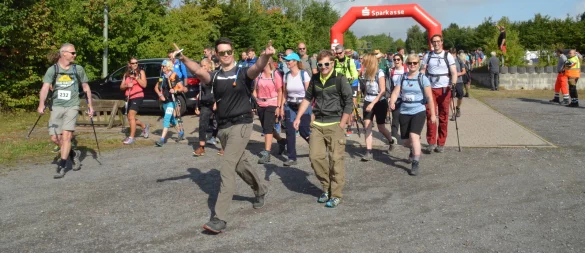 Euphorie pur am Start zum ersten Warrior Hike 2022. Im kommenden Jahr findet das Wanderevent zum dritten Mal in Lippe statt. - © Swen Horstmann