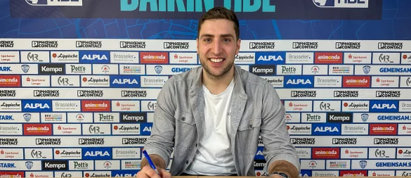 Domenico Ebner unterschreibt seinen Zweijahresvertrag beim TBV. - © TBV Lemgo Lippe