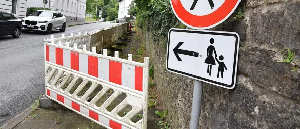 Die rot-weißen Baken stehen seit mehr als acht Jahren am Weberpark, weil die Mauer einsturzgefährdet ist. Jetzt soll eine andere Lösung her. Foto: Karin Prignitz - © Karin Prignitz